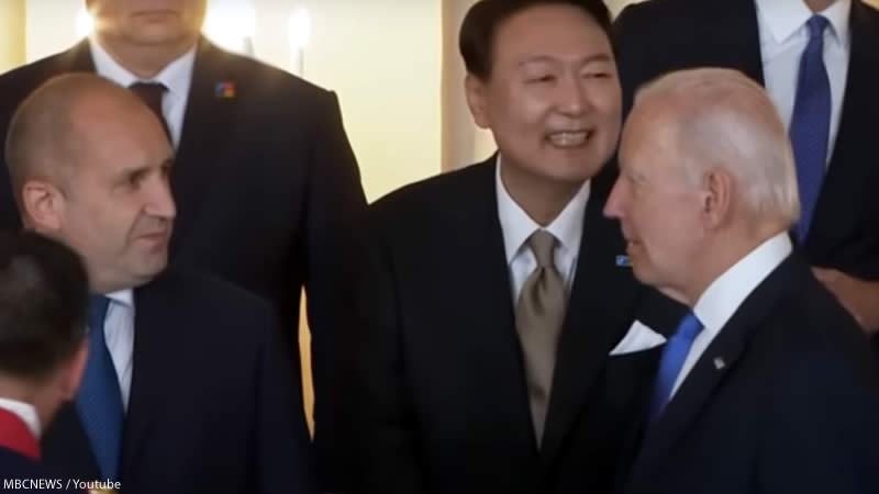 Biden Shaking Hands South Korea President